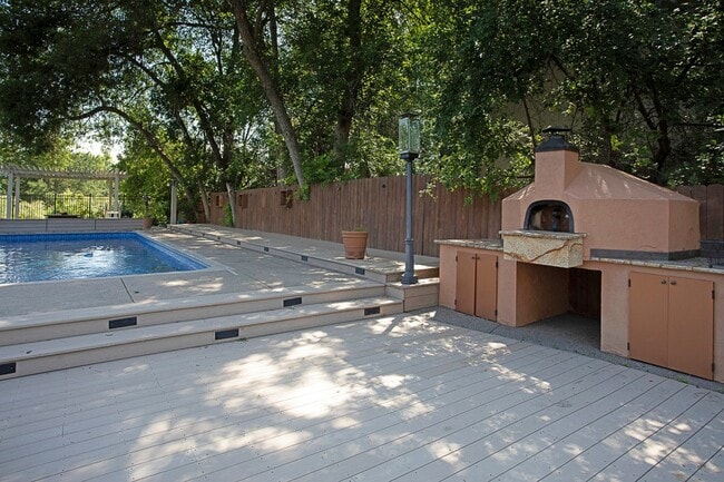 Building Photo - 916 Poly Dr