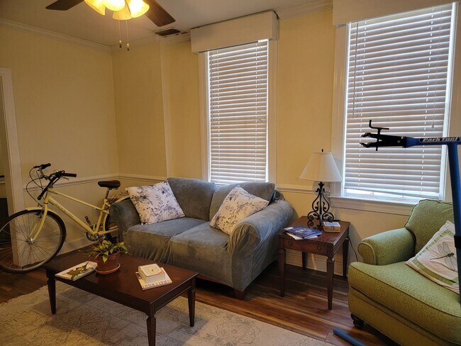 Building Photo - 2 bed / 2 bath w/Study on Wentworth St! ~ Available on May 30, 2025