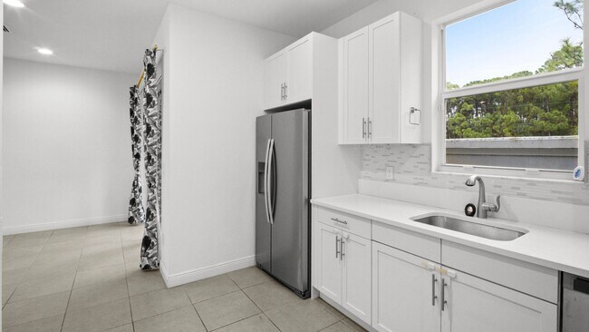 Building Photo - 6919 Pines Cir