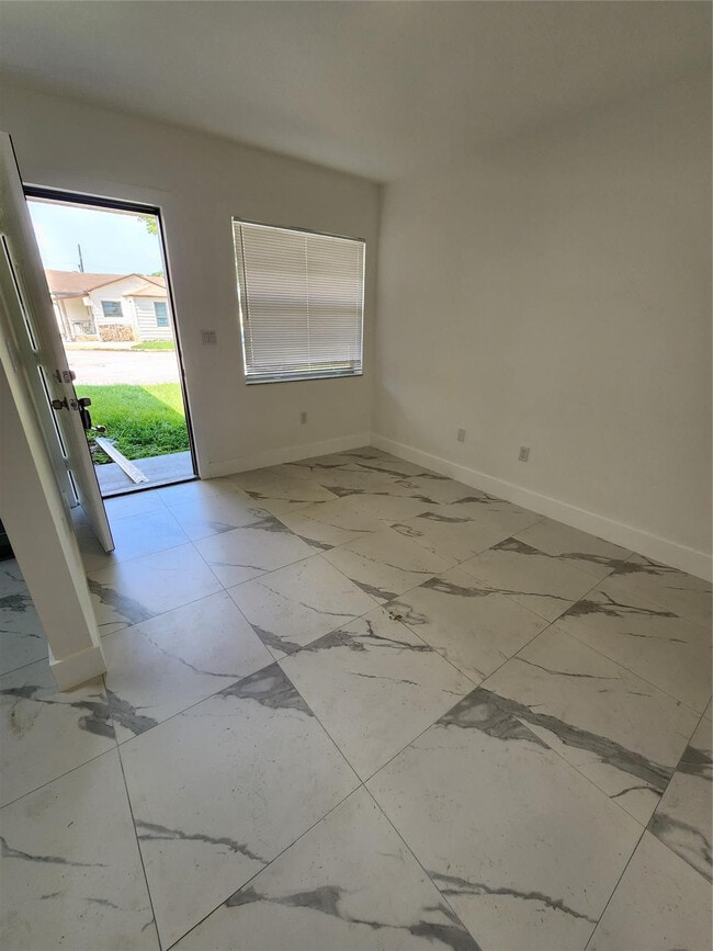 Building Photo - 2466 Lincoln St