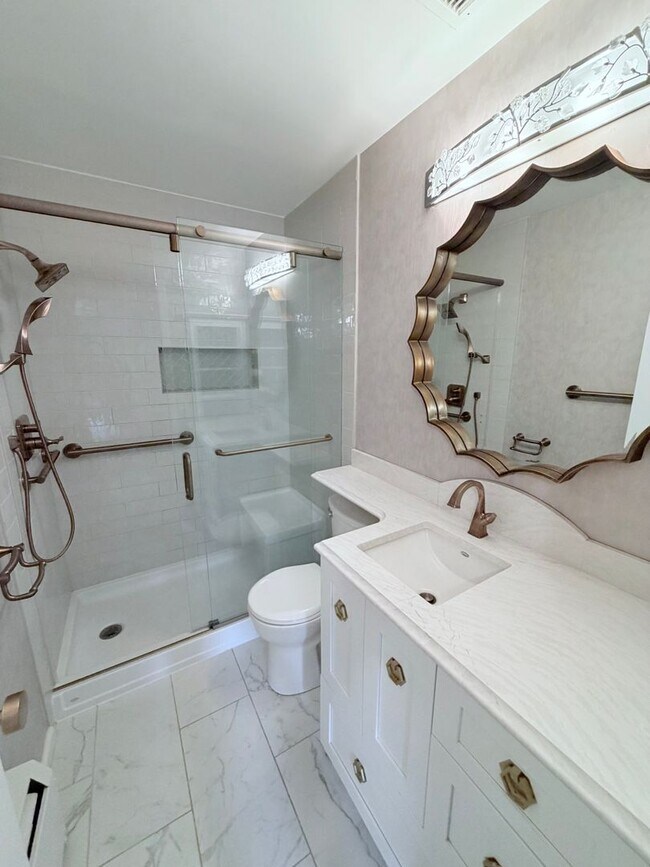 Building Photo - Large 1BR Condo with Patio, Heated Parking, Pool, Sauna & Tennis Courts!