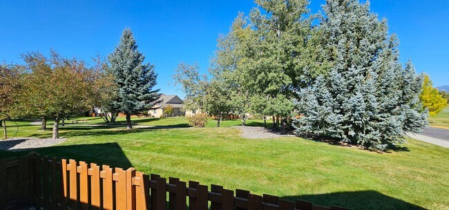 Building Photo - Beautiful 3 Bed 2 Bath One-Level Home Available in Quiet Neighborhood