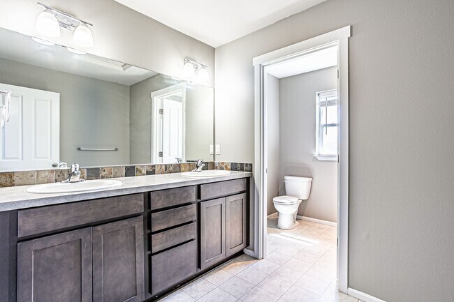 Building Photo - Beautiful 4 bedroom, 2.5 bath home in Rain...