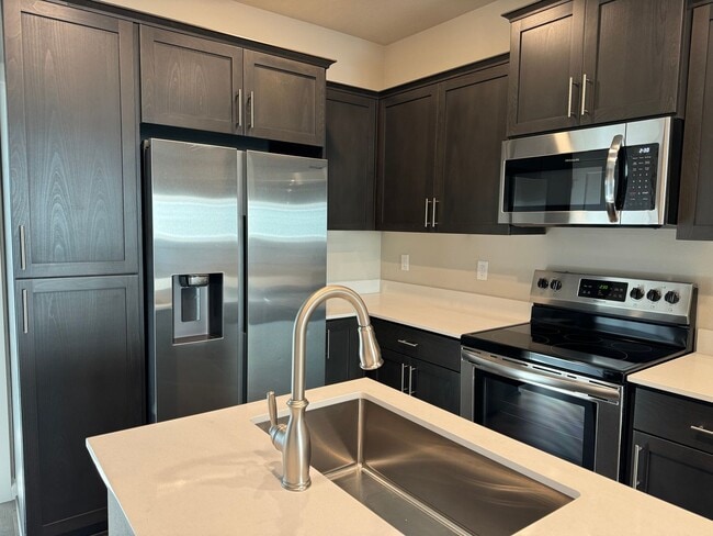 Building Photo - Townhome in Eagle Landing Neighborhood of ...