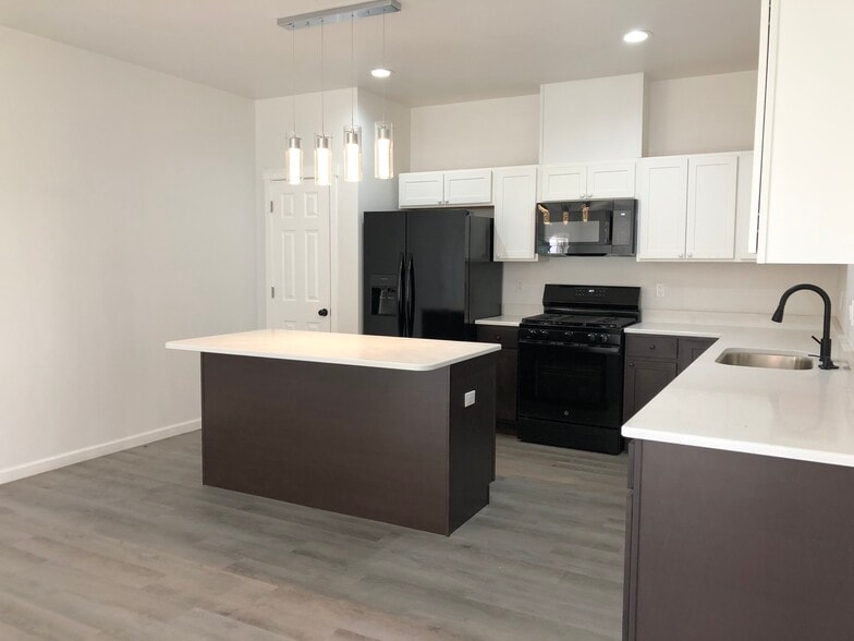 Building Photo - 1272 NW Terre View Dr