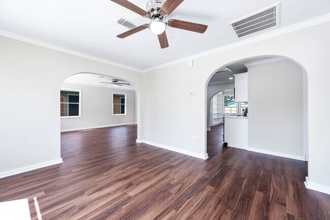 Building Photo - 2214 11th Ave N