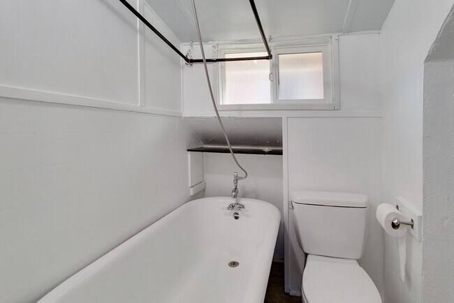 Building Photo - 1913 SE Stark St