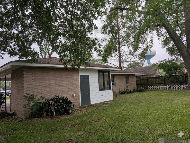 Building Photo - 235 Burgin Ave