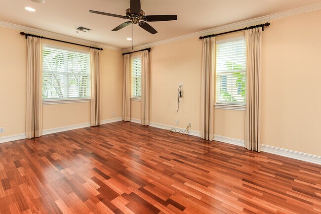 Building Photo - 310 Tuxedo Ln