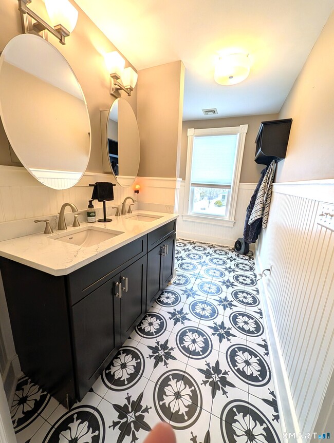 Building Photo - 345 Main St