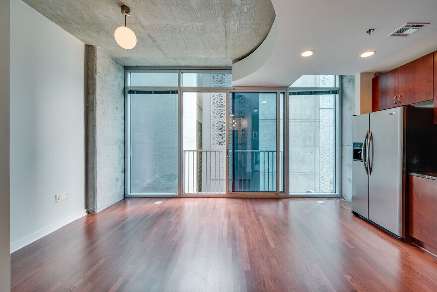 Building Photo - 301 Demonbreun St