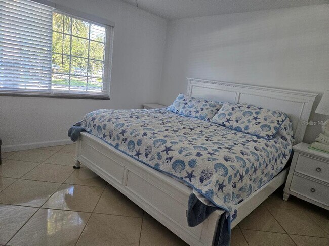 Building Photo - 650 Pinellas Point Dr S