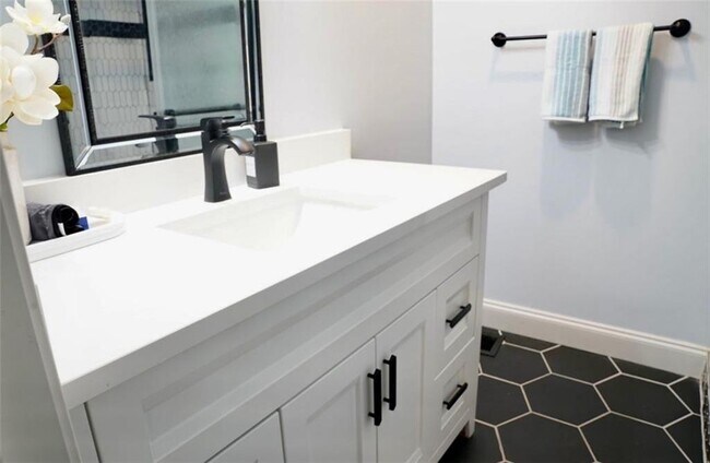 Building Photo - 3812 Clovis Ct NW