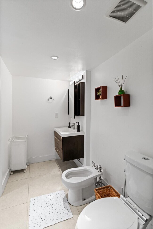 Building Photo - 16051 Blatt Blvd