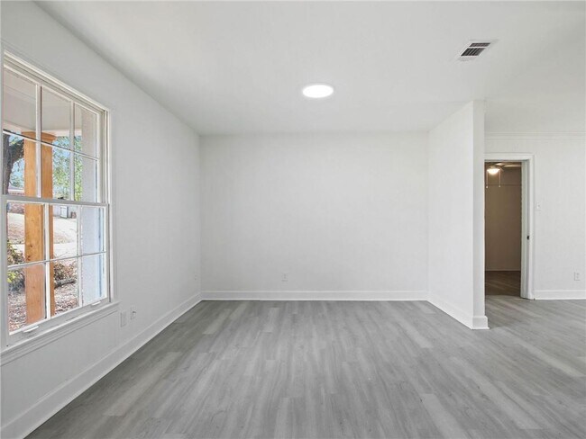 Building Photo - 526 Woodlore Dr