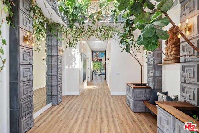 Building Photo - 5922 Oakdale Ave