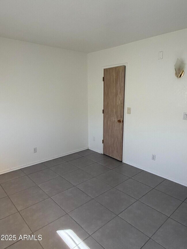 Building Photo - 1101 Cholla Cir