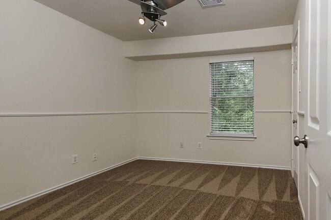 Building Photo - 102 Blue Creek Pl