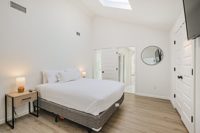 Building Photo - 5021 Libbey Dr