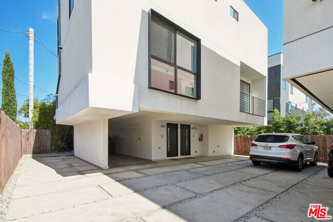 Building Photo - 662 N Mariposa Ave