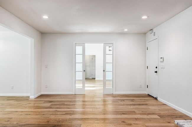 Building Photo - Welcome to your dream home in Oakmont, a v...