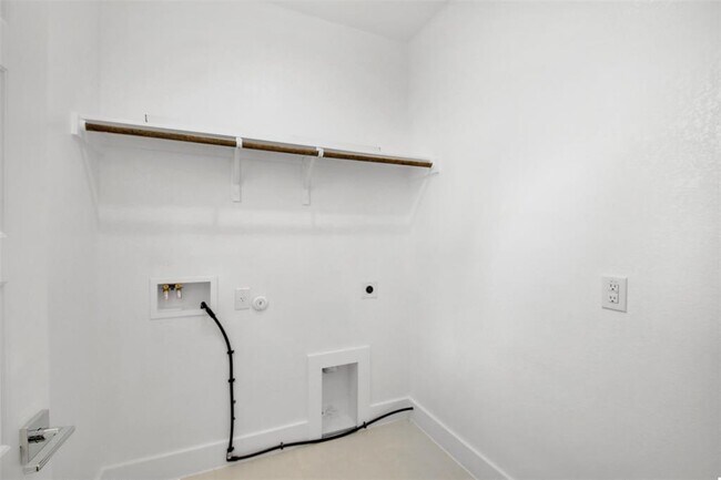 Building Photo - 208 Mirabeau Way