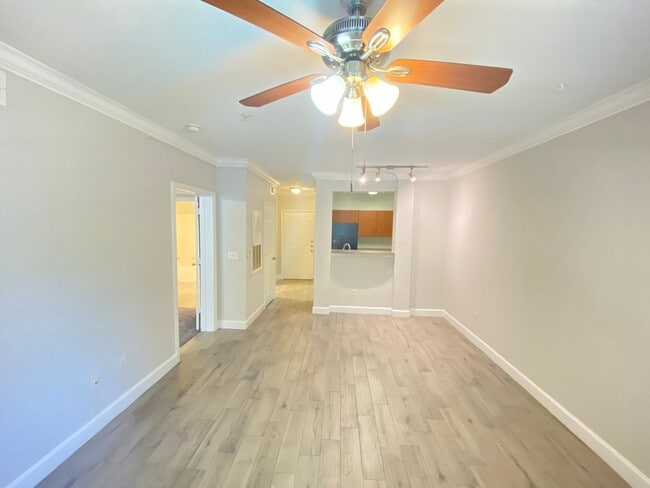Building Photo - Downtown stunner! 1-Bed / 1-Bath in the Gr...