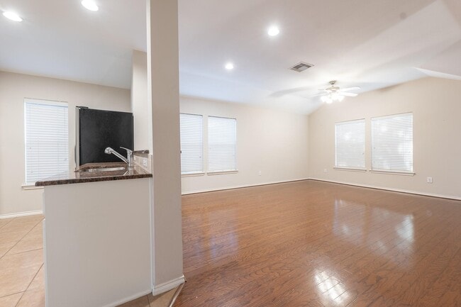 Building Photo - 918 Memorial Heights Dr