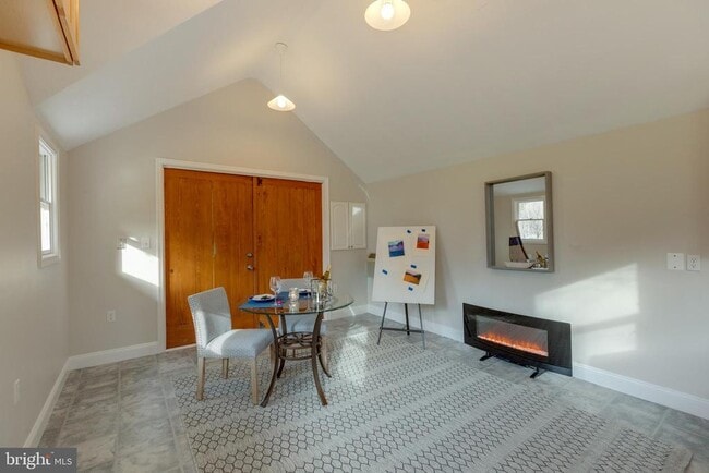 Building Photo - 1057 Vista Dr
