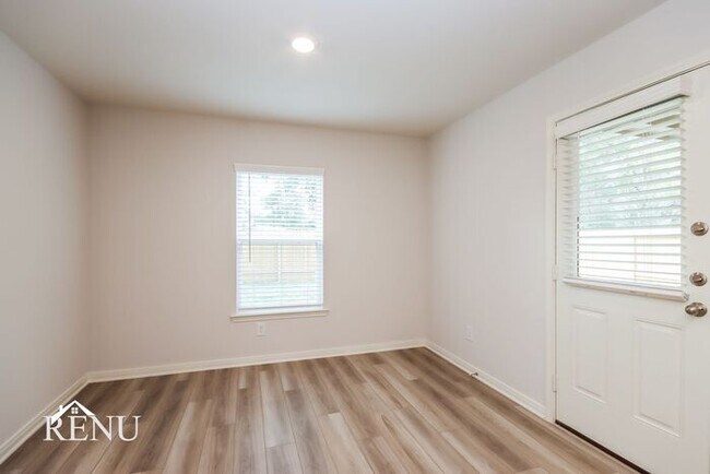 Building Photo - 10414 Sweetwater Creek Dr