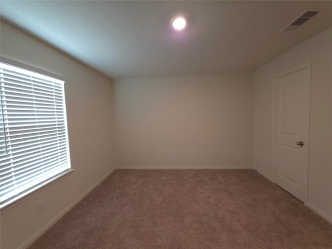 Building Photo - 305 Lone Mountain Dr