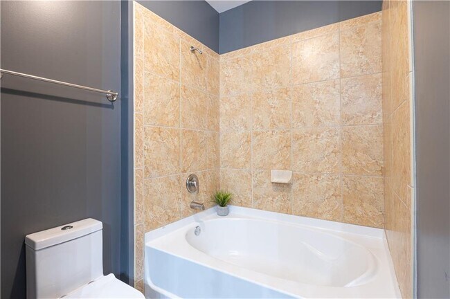 Building Photo - 898 Oak St SW