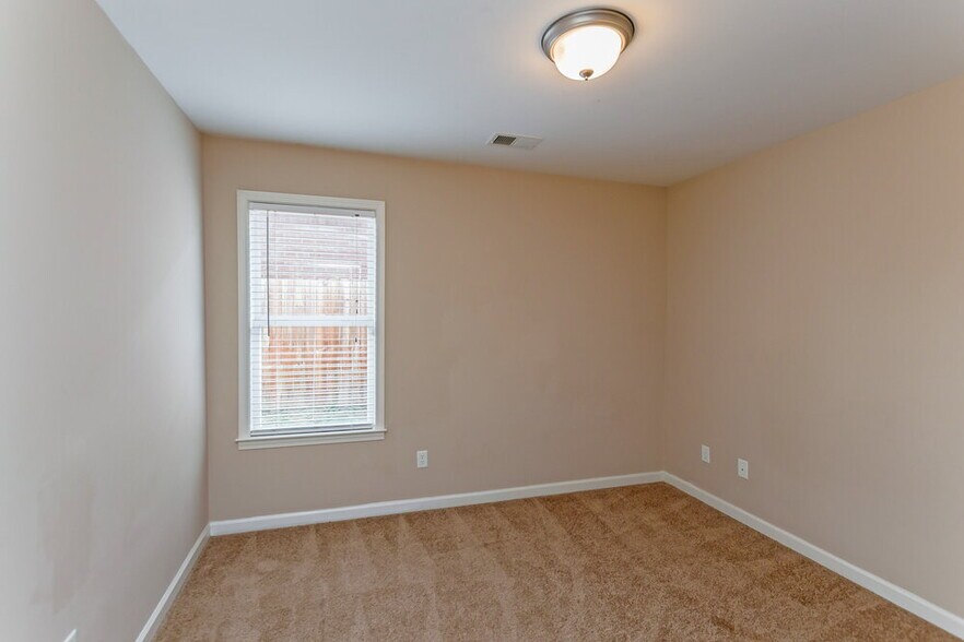 Building Photo - 5837 Stonewall Dr