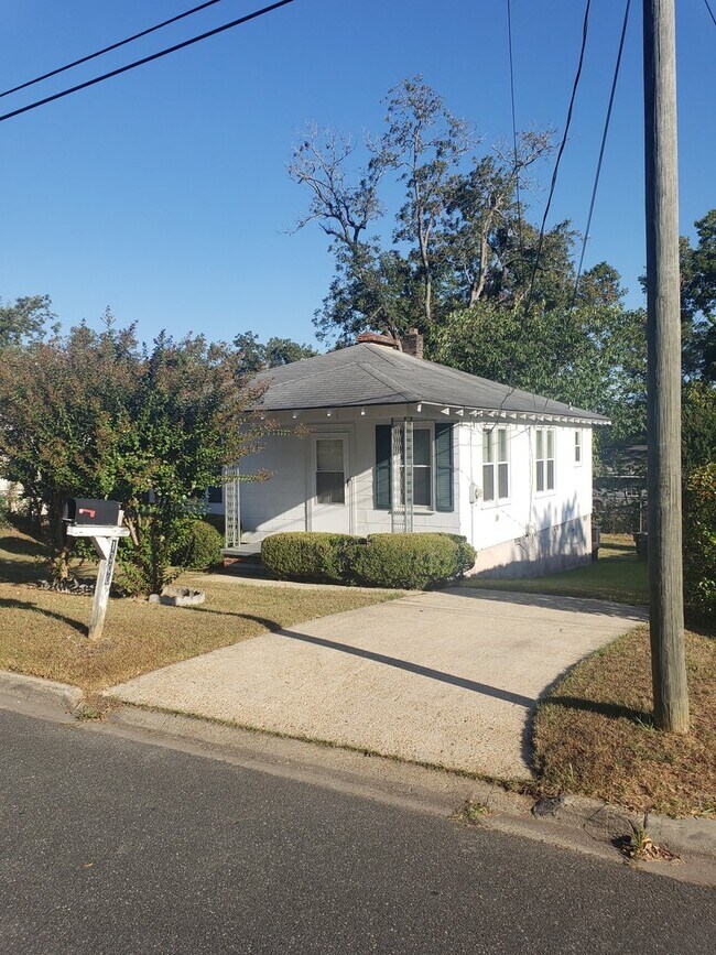 Building Photo - 2 Bedroom 1 Bath Home With Large Yard and ...