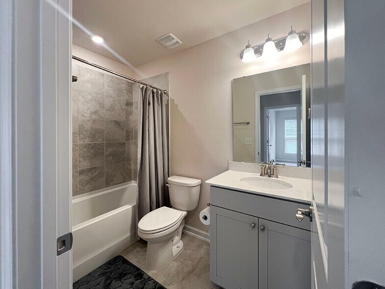 Building Photo - 400 White Oak Ridge Dr