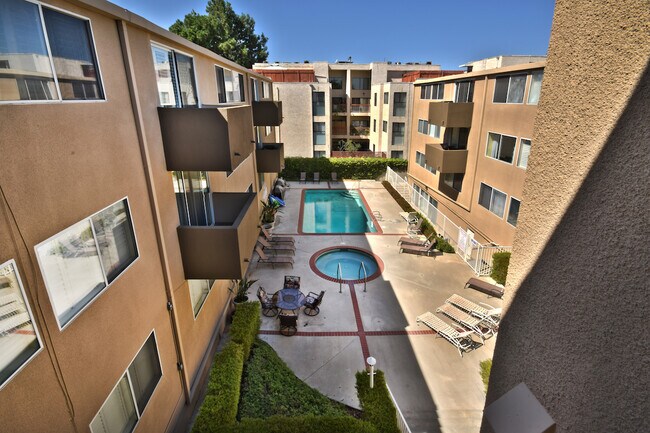 Building Photo - Luxurious 1+bdr, 1bath condo in prime Sher...