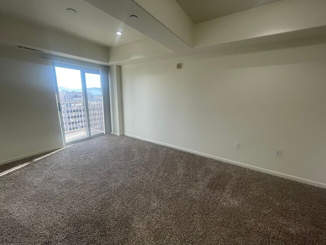 Building Photo - 2 Bedroom Condo in Riverwalk Tower!