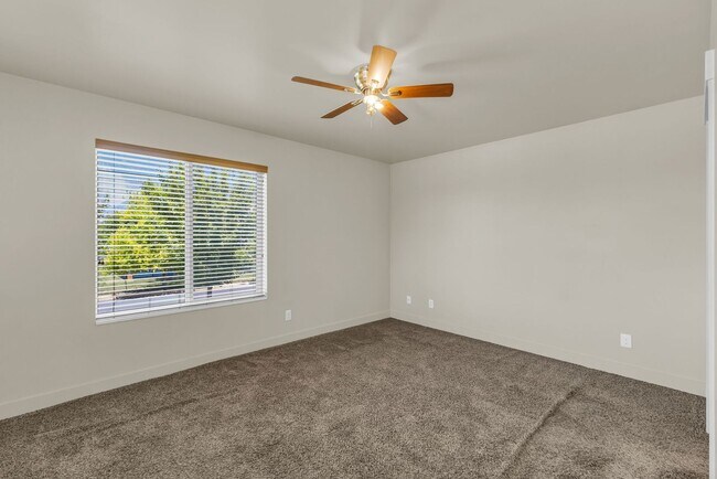 Building Photo - 4 Bedroom 3 Bathroom Home in Springville!