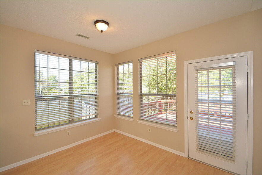 Building Photo - 10299 Lakeland Dr
