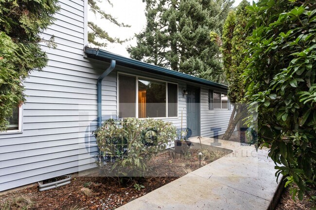 Building Photo - Two Bedroom Apartment Available - Private Yard Space - $500 MOVE IN SPECIAL!