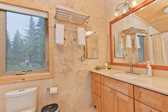 Building Photo - Fully Furnished & Move-In Ready Home – Long-Term Housing Available in Mammoth Lakes