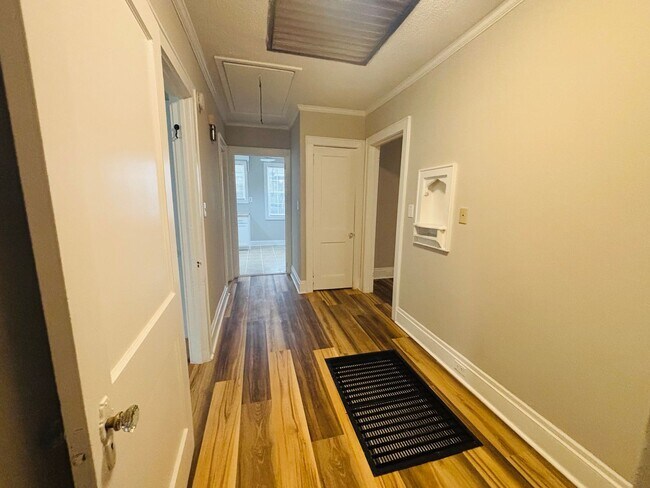 Building Photo - AVAILABLE NOW- Renovated in Rosewood!