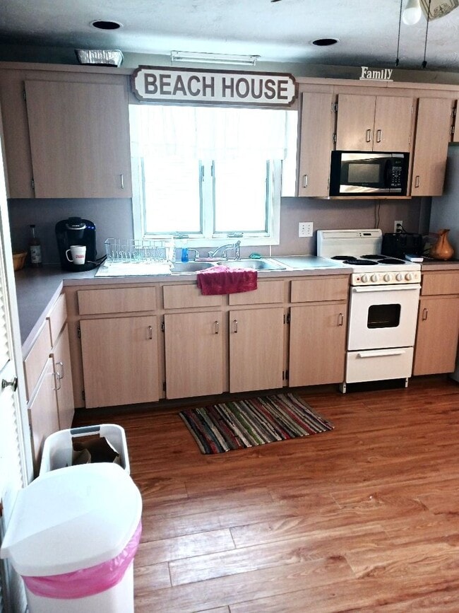 Building Photo - Plymouth/Whitehorse Beach, Fully Furnished...