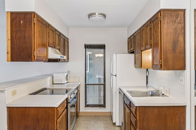 Building Photo - 695 Manhattan Dr