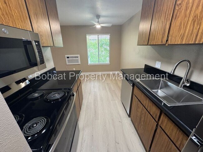 Building Photo - 400 S Saliman Rd