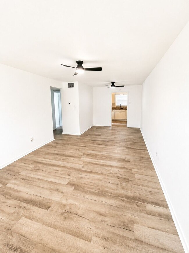 Building Photo - Move-In Special! Beautiful 2BR/1BA Apartment – Up to $1,000 Off