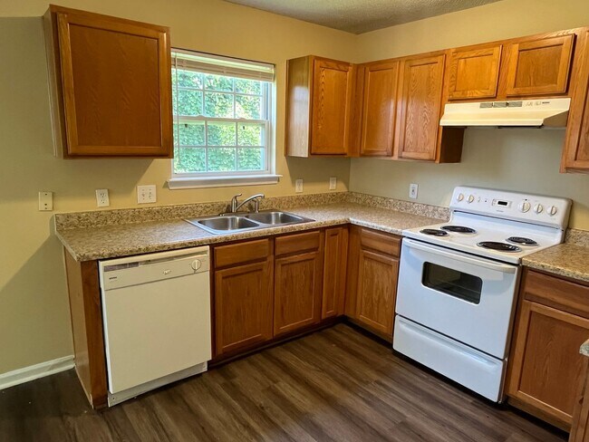 Building Photo - Refreshed 3 Bedroom House in NW Charlotte
