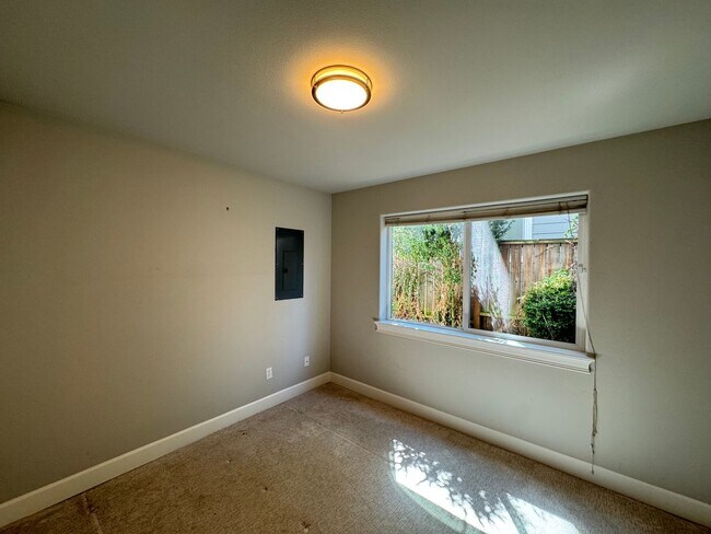 Building Photo - 150 W Florentia St