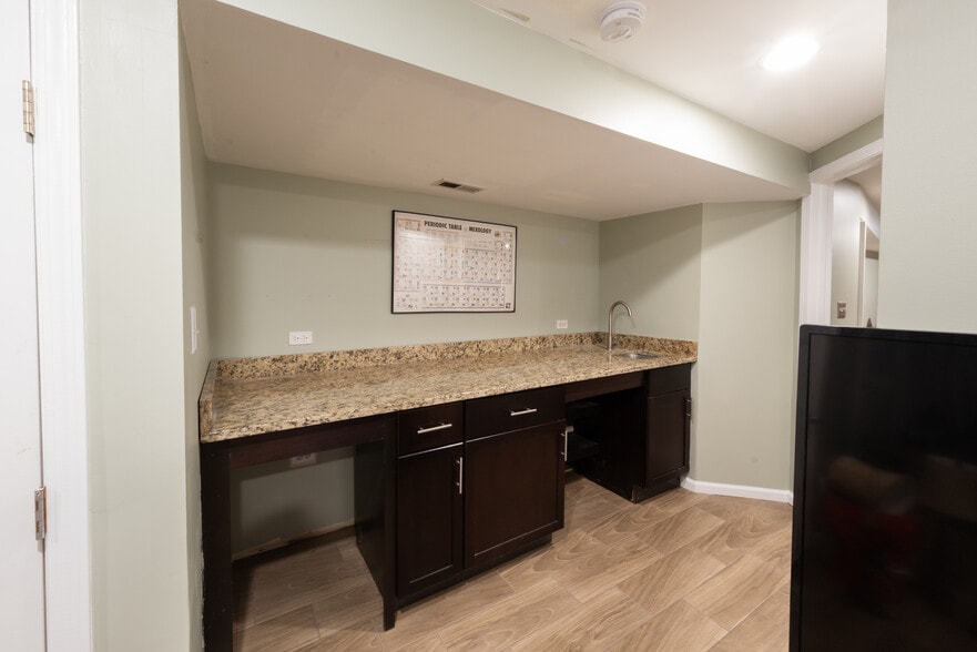 Building Photo - 2844 N Harding Ave