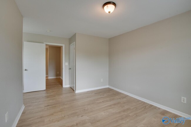 Building Photo - 102 Whitestone Dr NE